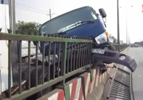 Clip xe tai cho khi gas bay len dai phan cach o TP.HCM hinh anh