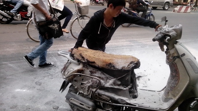 Chu xe cau cuu nguoi dan dap lua xe chay hinh anh