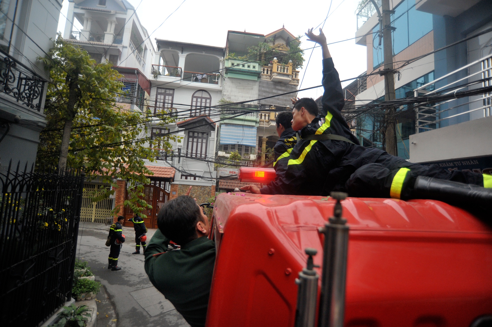 Linh cuu hoa vat va dep day dien bang tay tran hinh anh