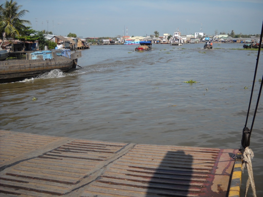 Xe du lich tren pha lao xuong song lam chet nguoi hinh anh