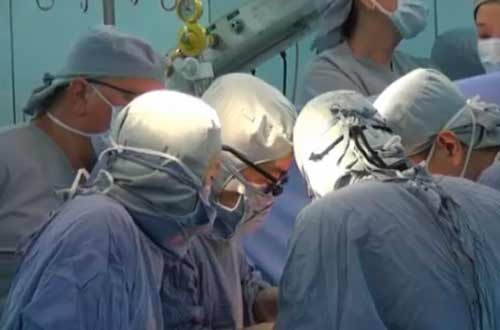 Clip da dong thanh nguc va bung cho tre song sinh hinh anh