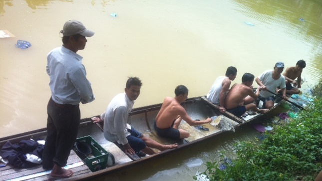Tho lan 'lam tien' tren xac nu sinh duoi song An Cuu hinh anh