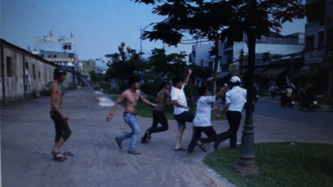 Ngan chan tau tan thit thoi, pho tram Thu y bi duoi danh hinh anh