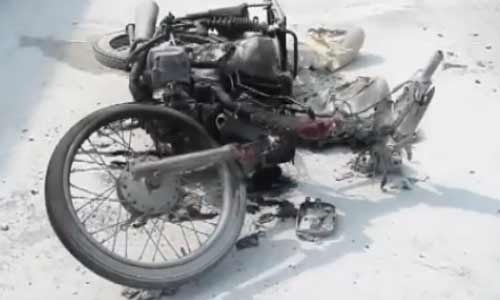 Clip chay xe may cho con, nam thanh nien boc chay hinh anh