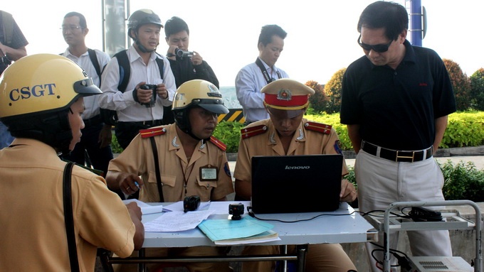 Ra quan xu phat 'nguoi': 14 nguoi da bi phat hinh anh