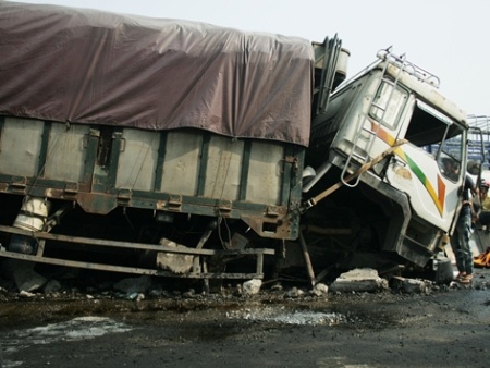 Xe tai no banh, dam tung dai phan cach o Sai Gon hinh anh