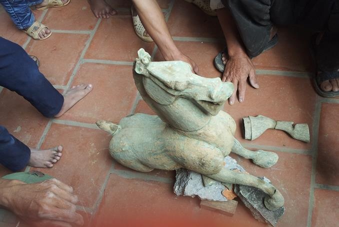 Dan vay kin xem ‘ngua co’ bang dong moi phat hien o Quoc Oai hinh anh