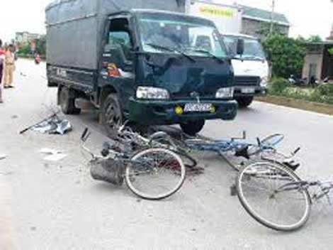 Bi xe tai dam, 4 hoc sinh bi thuong hinh anh