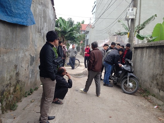 Nam thanh nien guc chet ben xe SH hinh anh