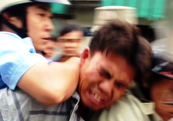 Xu ly 2 nhan vien hanh hung nguoi ban hang rong hinh anh