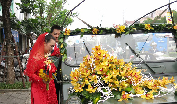 Ruoc dau bang xe jeep ham ho nao dong duong pho Da Nang hinh anh