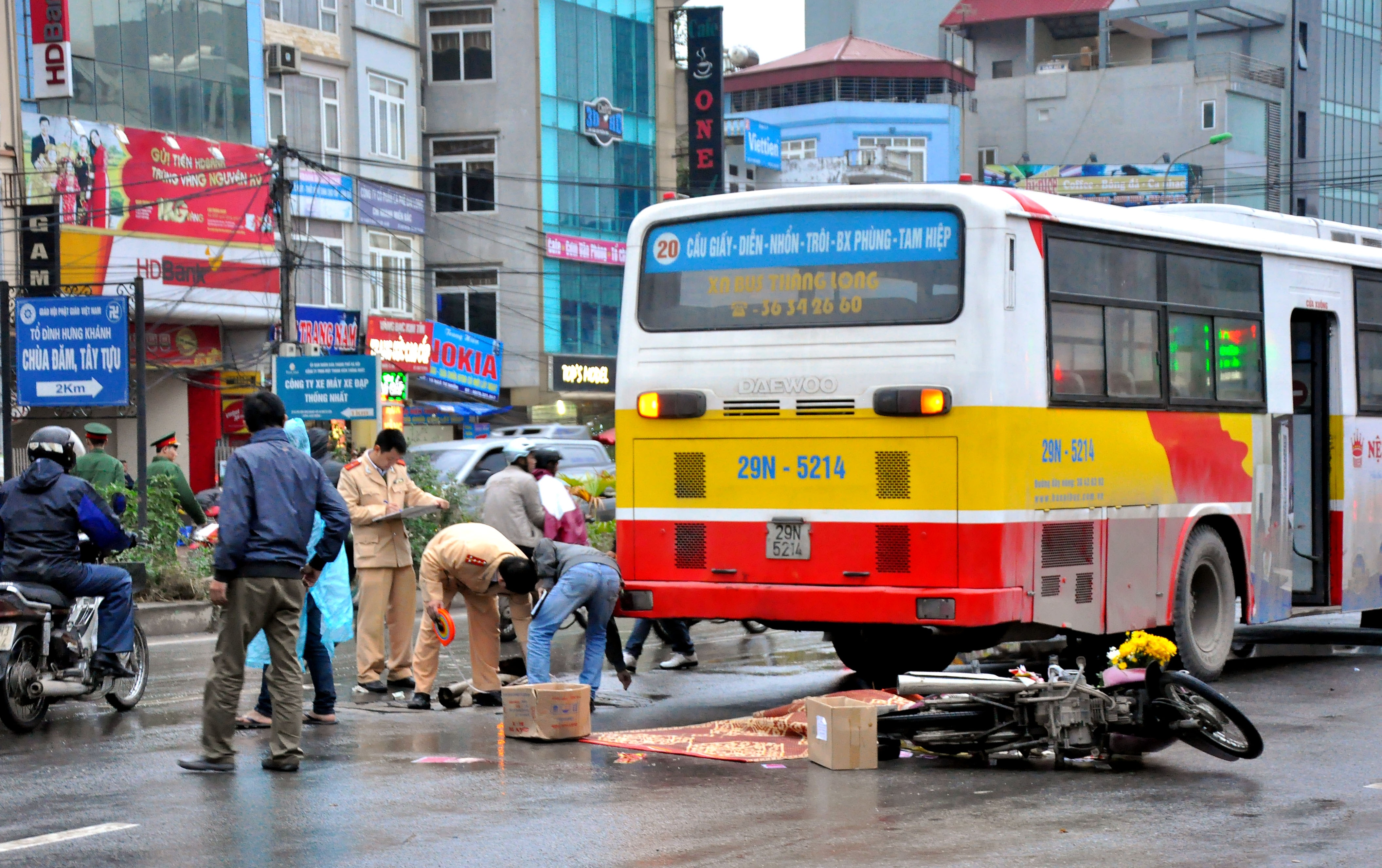 Xe bus can chet mot phu nu mang thai hinh anh