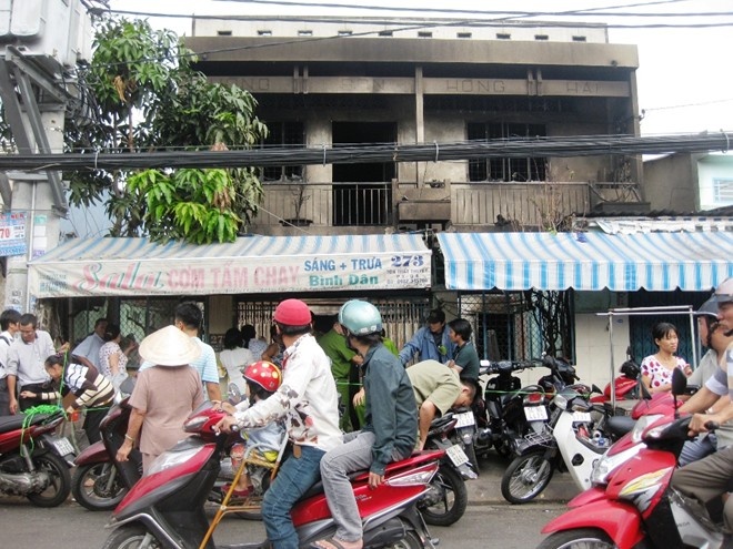 Ca khu pho khoc thuong co gai lao vao bien lua cuu ong hinh anh