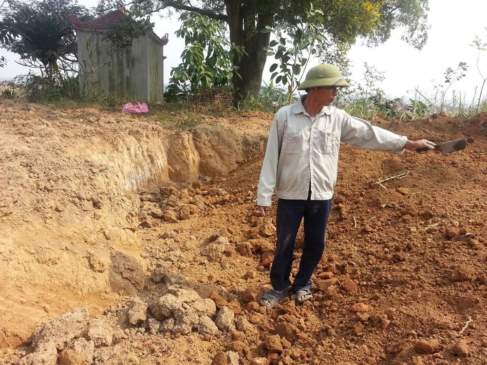 Mo to mot dong ho bi dao trom bang may xuc o Quoc Oai hinh anh