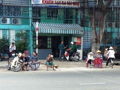 Ben xe 'chay' ve, co bua vay san ga hinh anh