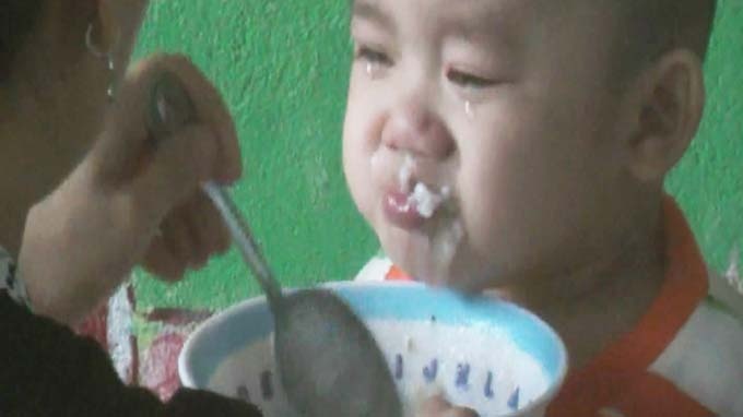 Bop co, gi dau, bit mui, tat vao mat be mam non hinh anh