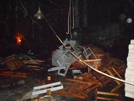 Xuong go chay lon sau nhieu tieng no, cong nhan hoang loan hinh anh