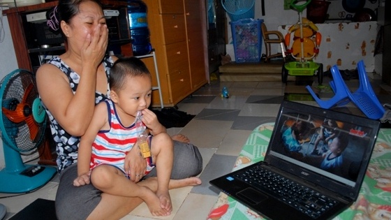 Phu huynh khoc ngat khi xem clip bao mau hanh ha tre hinh anh