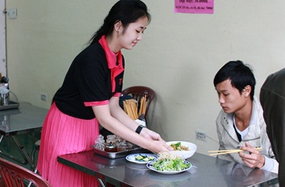 Hot girl Da Nang thu di ban mi Quang tu 5h sang hinh anh