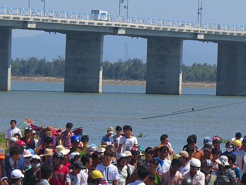 Mau thuan voi nguoi lon, bat be 8 thang tuoi nem xuong song hinh anh