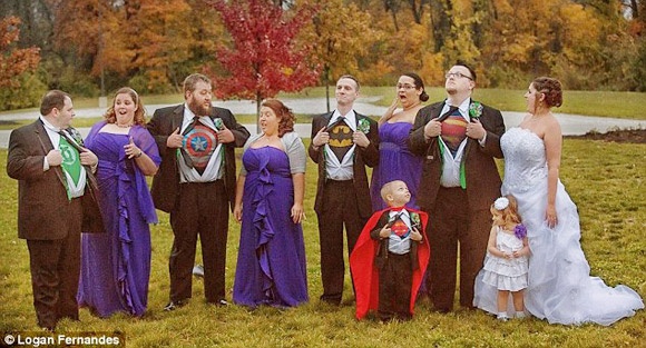 Ky niem ngay cuoi 'moi' toan sieu nhan hinh anh