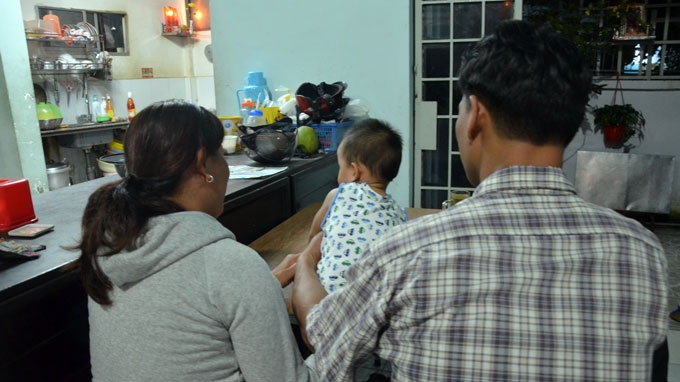 Dua con cua vo chong H hinh anh