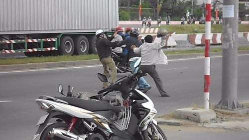 Bi chem vi cho vo be... nguoi khac hinh anh