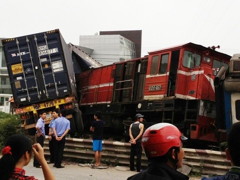 Tau hoa trat banh, 400 hanh khach hoang loan hinh anh