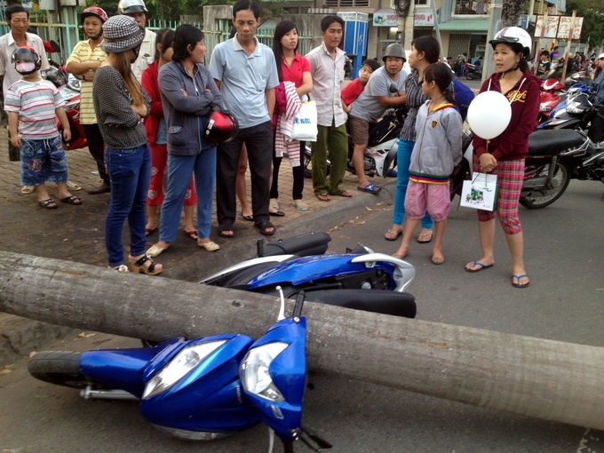 Cau bat goc do ngang duong, de bep xe may hinh anh