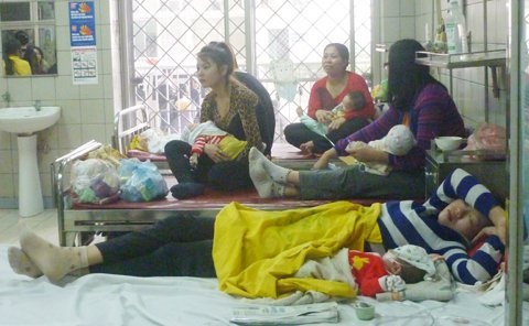 Ret dam keo dai, nguoi gia va tre em dong loat om hinh anh