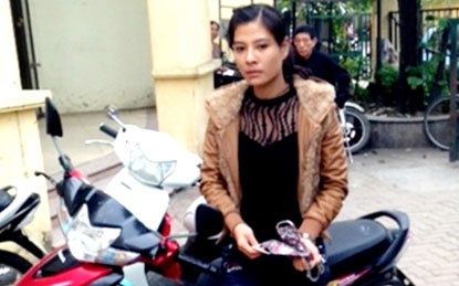 Bi kich nu dao chich vao Uy ban phuong trom xe may hinh anh