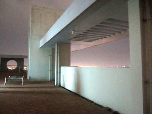 Roi tu san thuong chung cu, be trai tu vong hinh anh