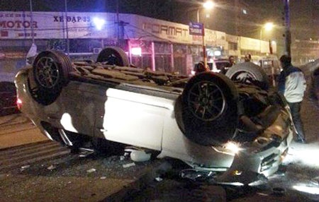 Xe sang Porsche tan nat sau khi lat giua pho Ha Noi hinh anh