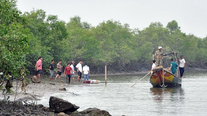 Tim thay thi the hai co gai om nhau nhay cau Co May hinh anh