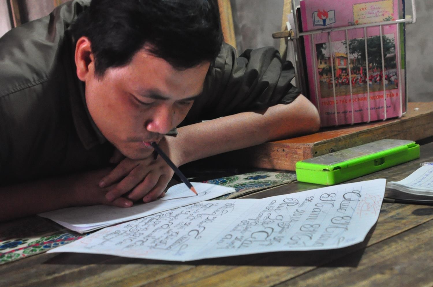 Khung canh cam dong o lop hoc thay giao viet bang mieng hinh anh