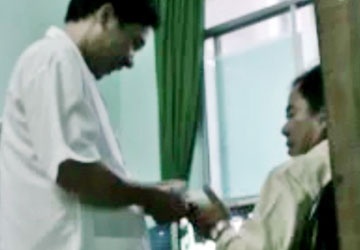 Bac si quay clip to giam doc nhan hoi lo hinh anh