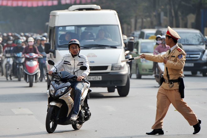 Tu 1/1, chi giu phuong tien cua nguoi dieu khien nguy hiem hinh anh