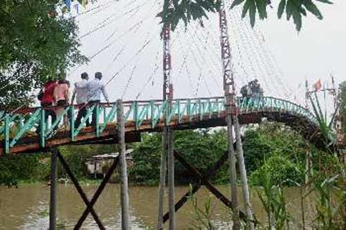 Nhung ban tre van dong xay cau cho hoc sinh ngheo hinh anh