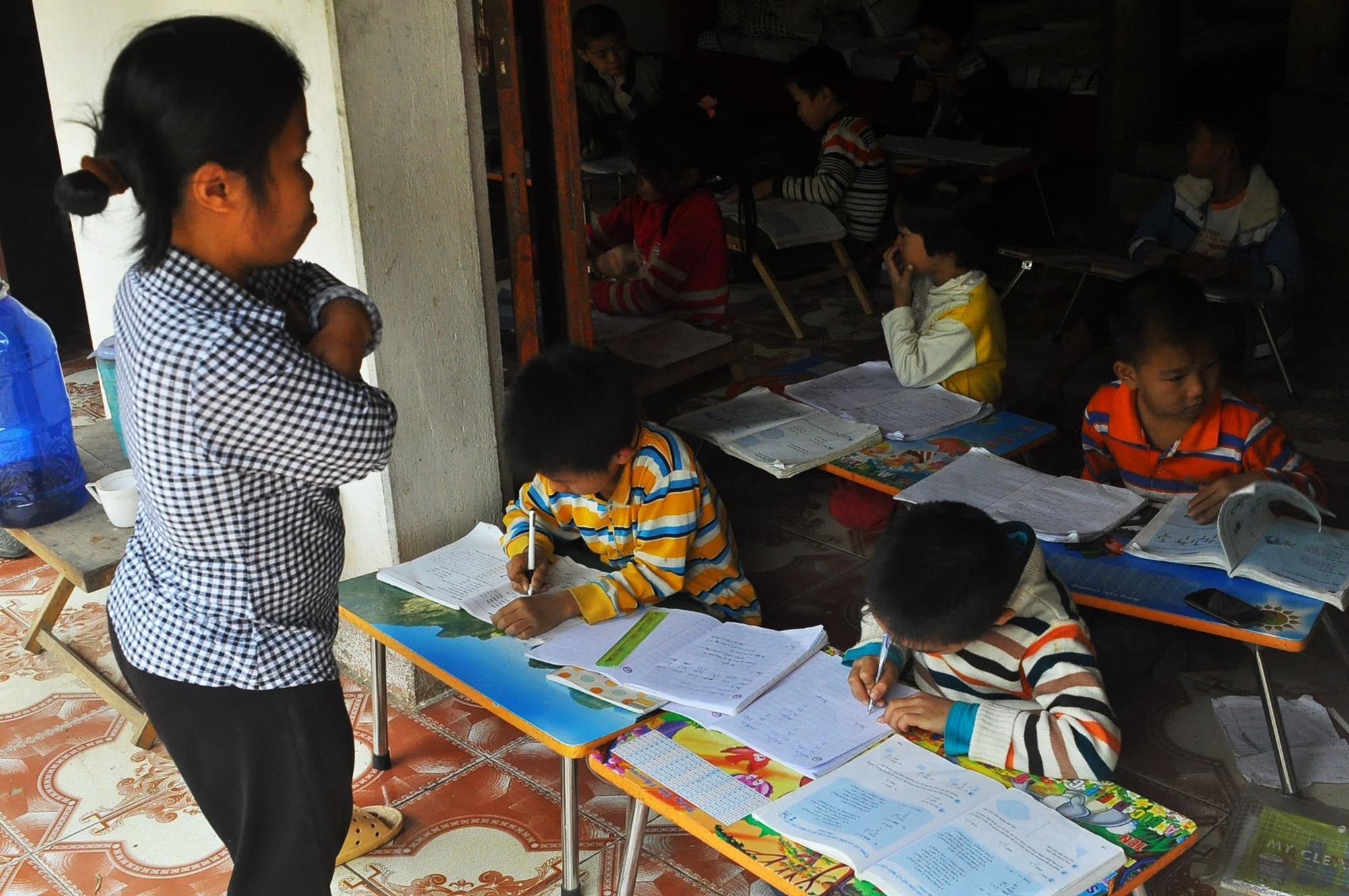 Lop hoc mien phi cua co giao cao 1,1m hinh anh