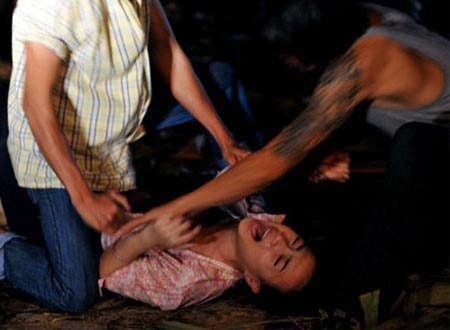 Chuoc ruou say, dua nu nhan vien quan bar di hiep dam hinh anh