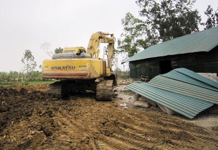 Be gai 2 tuoi tu vong duoi gau may xuc hinh anh