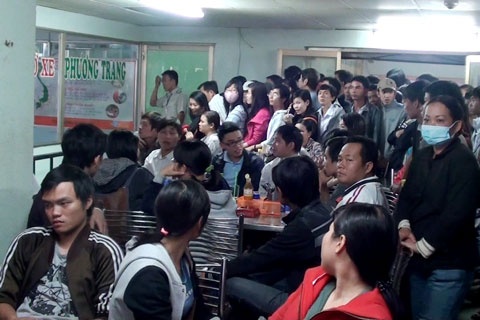 Clip nguoi chen nhau toi ngat xiu vi ve xe Tet hinh anh