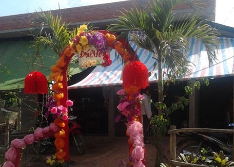 Ngan chan dam cuoi co dau 12 nam 8 thang tuoi hinh anh