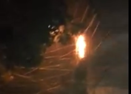 Nguoi dan hat nuoc vao day dien dang chay de dap lua hinh anh