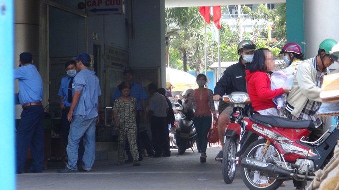 De dang bong tre so sinh ra khoi benh vien hinh anh