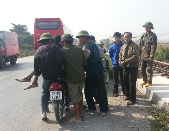 Co vuot qua duong sat, cu ong bi tau tong vang 20m hinh anh