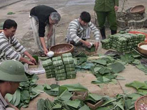 Noi long pham nhan an Tet trong tu hinh anh