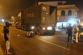 Hai thanh nien huc vao xe tai dau giua duong tu vong hinh anh