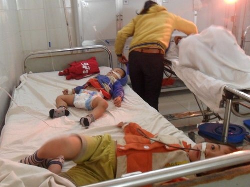 Me ep 2 con nho cung uong thuoc diet co hinh anh