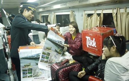 Vo chong nhieu nam cung don Tet tren tau hinh anh